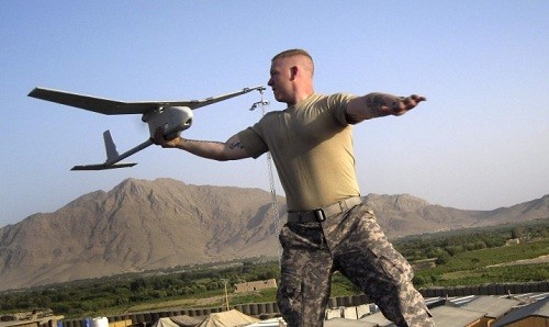 UAV trinh sát Mỹ bị quân đội Ukraine chê bai hết lời Binh sĩ Mỹ đang vận hành một UAV Raven RQ-11B Analog. Ảnh: Military