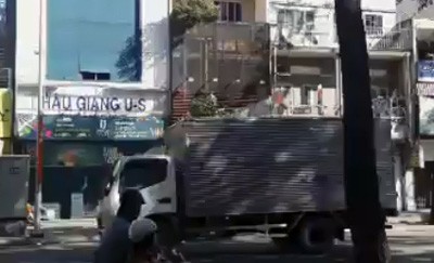 Thanh niên leo mái nhà, cởi quần áo nhảy múa ở Sài Gòn Ngôi nhà xảy ra sự việc
