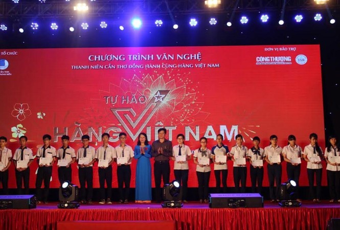 Giới trẻ miền Tây hưởng ứng 'Tự hào hàng Việt Nam' Chương trình nhằm kêu gọi mọi người ưu tiên sử dụng hàng Việt