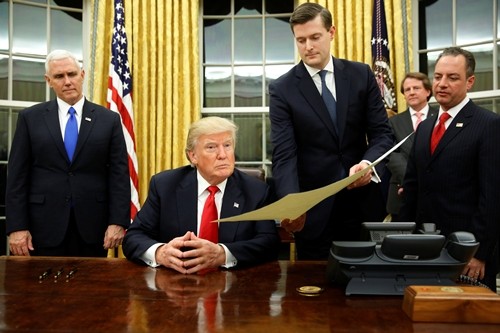 Ông Trump ký sắc lệnh tổng thống đầu tiên chống Obamacare Tổng thống Donald Trump tại Phòng Bầu dục, Nhà Trắng. Ảnh: Reuters.