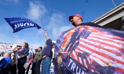 Bộ Tư pháp Mỹ khiếu nại để bảo vệ lệnh cấm nhập cảnh của Trump Những người ủng hộ sắc lệnh của Trump biểu tình tại sân bay ở California. Ảnh: Reuters