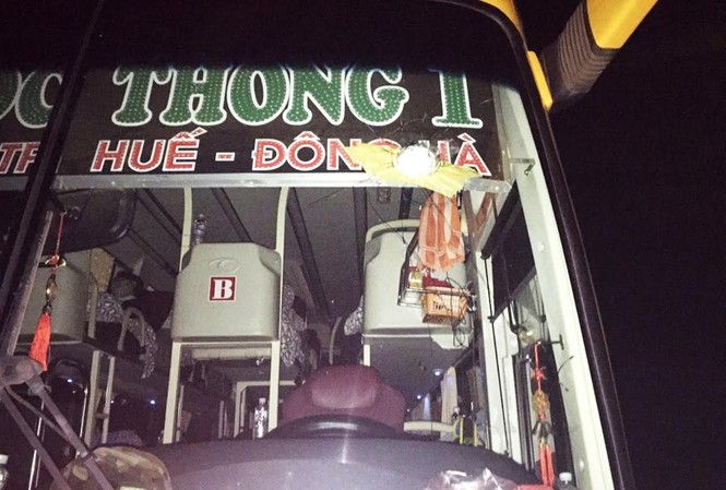 Tài xế xe khách truy đuổi kẻ ném đá suốt 7km Xe khách bị ném đá vỡ kính trước