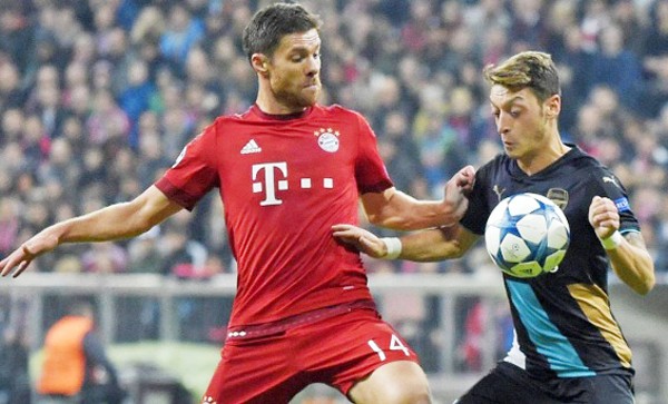 Bayern Munich vs Arsenal: Đại chiến ngôi sao Alonso (trái) tranh bóng với Oezil