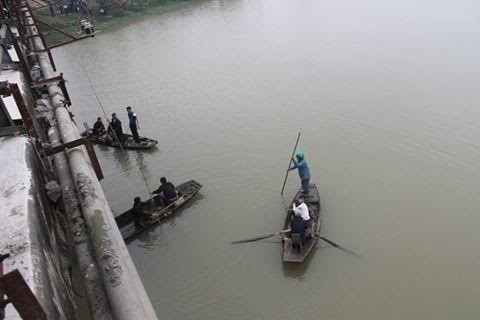 Trên đường đi học, nam sinh lớp 11 nhảy cầu tự vẫn Lực lượng chức năng đang tìm kiếm thi thể em T.Đ