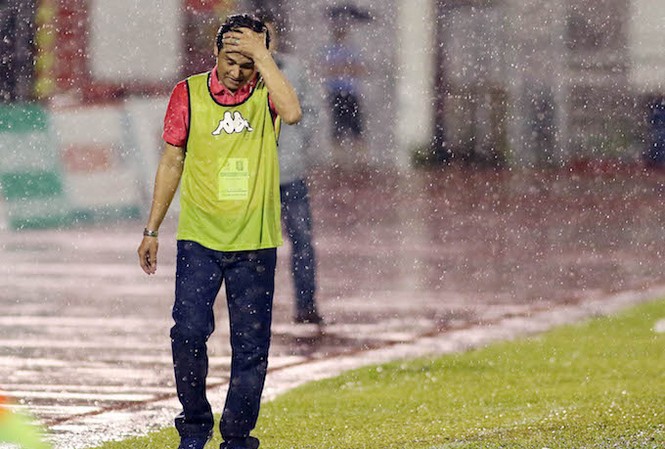 CLB Long An và kỷ lục buồn ở V.League Nỗi thất vọng của HLV Minh Phương sau trận thua trên sân Thống Nhất. Ảnh: Quốc An