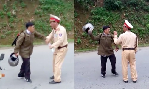 Người đàn ông đoạt gậy điều khiển, doạ đánh CSGT Không chỉ đoạt gậy điều khiển của cảnh sát, người đàn ông liên tục cầm mũ bảo hiểm đe doạ, tấn công. Ảnh cắt từ video.