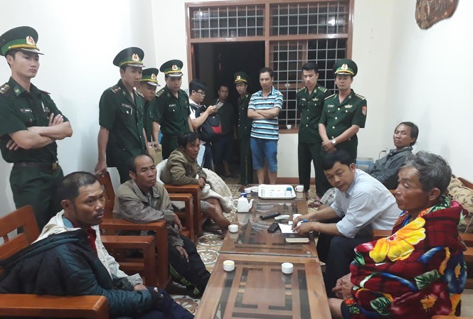Tàu vỏ sắt đâm chìm tàu cá, 4 ngư dân thoát chết trong gang tấc Các ngư dân thuật lại sự việc với lực lượng biên phòng.