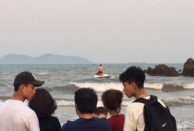 Tìm thấy một thi thể học sinh bị sóng cuốn khi chụp ảnh kỷ yếu Lực lượng chức năng đang mở rộng khu vực lân cận tìm kiếm thi thể học sinh còn lại.