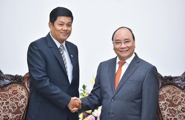Thủ tướng tiếp đại sứ Myanmar và Qatar Thủ tướng Chính phủ Nguyễn Xuân Phúc và Đại sứ Myanmar Kyaw Soe Win.