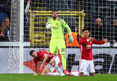 M.U đánh rơi chiến thắng trước Anderlecht Nỗi thất vọng của các cầu thủ M.U khi bị gỡ hòa ở phút 86
