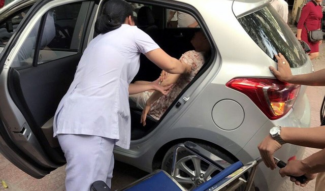 Sản phụ sinh con trên ô tô, CSGT mở đường đến bệnh viện Sản phụ Nguyễn Phương Mai sinh con ngay trên xe ô tô.