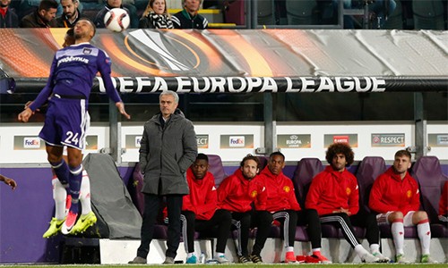 Mourinho sợ bị giết nếu dùng đội hình hai đấu Chelsea Mourinho đang gặp bài toán nan giải về lực lượng vì phải phân phối sức cho cả Ngoại hạng Anh lẫn Europa League. Ảnh: Reuters.