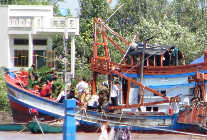 Thực hư chuyện vẫn còn nạn nhân vụ lật tàu ở lễ hội Nghinh Ông Con tàu bị nạn được kéo vô bờ để khám nghiệm hiện trường
