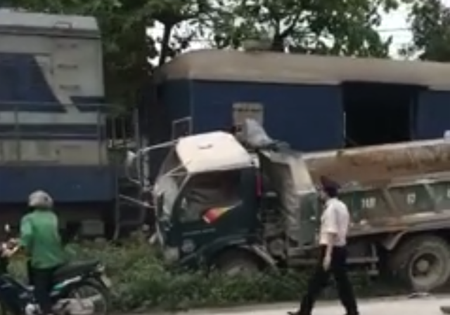 Tàu hỏa tông thẳng vào xe tải, tài xế nguy kịch Hiện trường vụ tai nạn