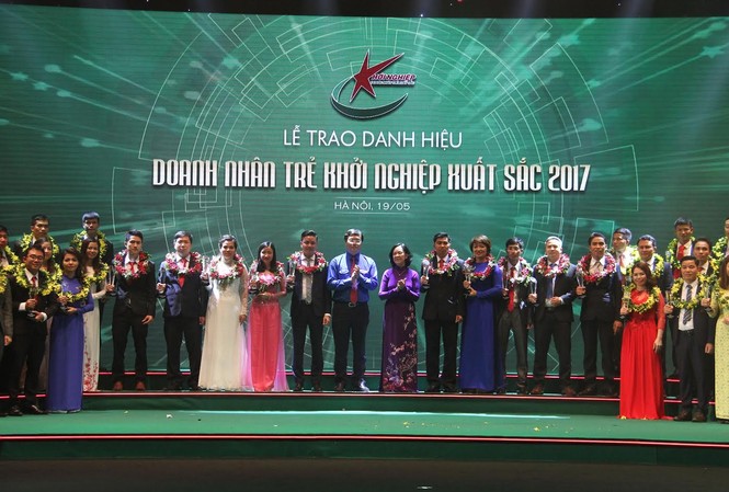 Vinh danh 100 doanh nhân trẻ khởi nghiệp xuất sắc 2017 Các doanh nhân trẻ khởi nghiệp xuất sắc 2017 được trao giải vào tối 19/5