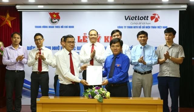 T.Ư Đoàn và Vietlott ký kết hợp tác giai đoạn 2017 - 2022 Đại diện T.Ư Đoàn và Vietlott ký kết biên bản hợp tác giai đoạn 2017-2022