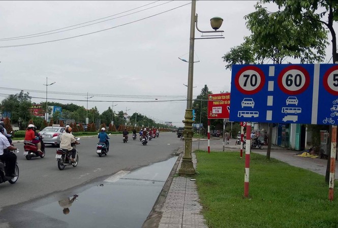 Công an Cần Thơ đưa bằng chứng xe chở tướng Liêm quá tốc độ Bảng báo tốc độ tối đa khu vực gần cầu Bình Thủy 2, đường Võ Văn Kiệt