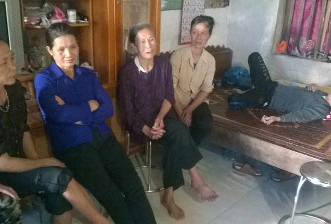Hỗ trợ ông Hàn Đức Long hòa nhập cuộc sống Nhiều người dân đến động viên, chia sẻ cùng gia đình ông Long. Ảnh: Nguyễn Trường
