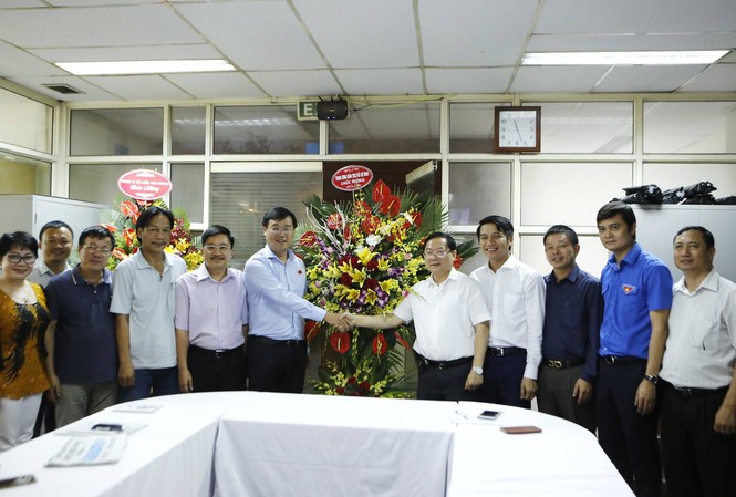 Báo Tiền Phong ngày càng gần gũi, định hướng xã hội tốt Bí thư thứ nhất T.Ư Đoàn Lê Quốc Phong thăm và tăng hoa báo Tiền Phong ngày Báo chí Cách mạng Việt Nam 21/6 (Ảnh: Như Ý)
