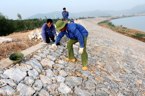 Trước giờ bão đổ bộ: Đê biển Bắc Trung Bộ chỉ chịu được bão cấp 10 Bão số 10 dự báo sẽ mạnh cấp 12, giật cấp 15, trong khi tuyến đê biển chỉ chịu đựng được cấp 9-10.