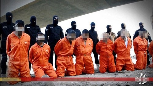 Phiến quân IS hành quyết cảnh sát Iraq Hình ảnh phiến quân IS hành quyết 8 người Iraq