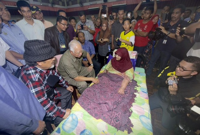 Thị sát vùng lũ, thủ tướng Malaysia bị nhiễm khuẩn Thủ tướng Malaysia Najib Razak thăm người dân vùng lũ ở bang Perak