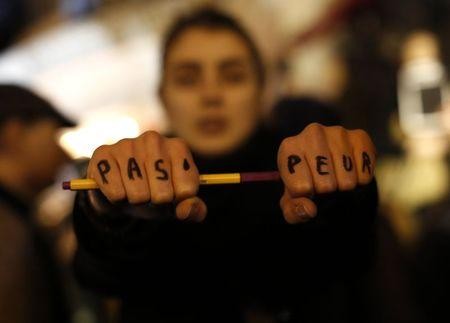 Tạp chí Charlie Hebdo phát hành 1 triệu bản sau vụ thảm sát Người dân viết lên tay dòng chữ "Không sợ hãi" khi tưởng niệm các nạn nhân.