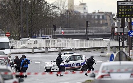 Lại xả súng kinh hoàng ở Paris, 2 người chết Cảnh sát Pháp tiếp cận siêu thị Kosher - Ảnh: Getty Images