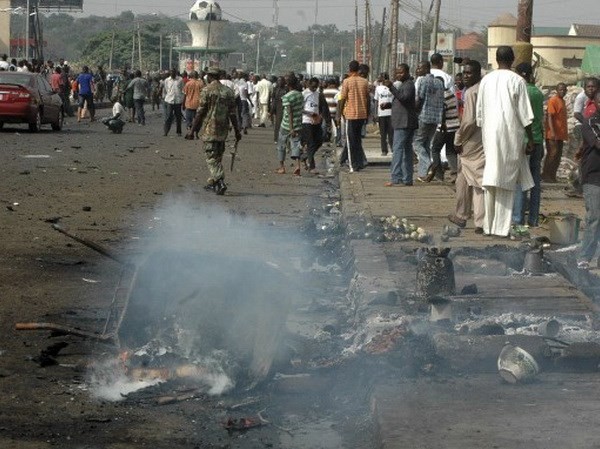 Bé gái 10 tuổi đánh bom ở Nigeria, 20 người chết Hiện trường một vụ đánh bom ở Nigeria.