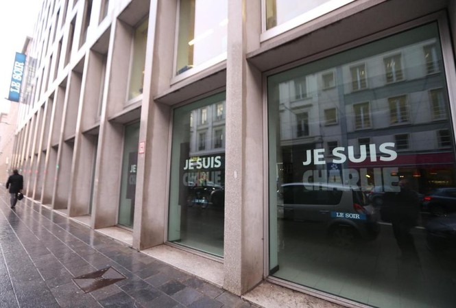 Báo Bỉ đăng hình biếm họa của Charlie Hebdo bị dọa đánh bom Dòng chữ "Tôi là Charlie" được dán trên cửa trụ sở báo Bỉ Le Soir.