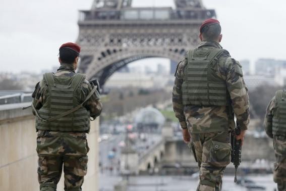 Pháp triển khai 1 vạn quân sau các vụ khủng bố Binh lính Pháp được tăng cường ở thủ đô Paris