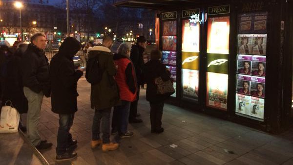 Ba triệu ấn phẩm Charlie Hebdo “cháy hàng“ Người dân Paris phải xếp hàng để chờ mua số tạp chí Charlie Hebdo mới nhất.