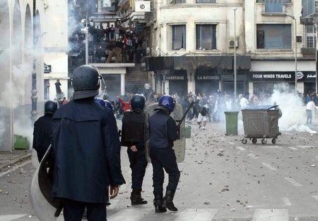 Làn sóng phản đối Charlie Hebdo bùng phát ở nhiều nơi Cảnh sát đụng độ người biểu tình ở Algeria