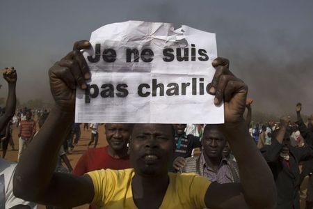 10 người thiệt mạng trong 2 ngày biểu tình chống Charlie Hebdo Người biểu tình giơ cao biểu ngữ: "Tôi không phải Charlie"