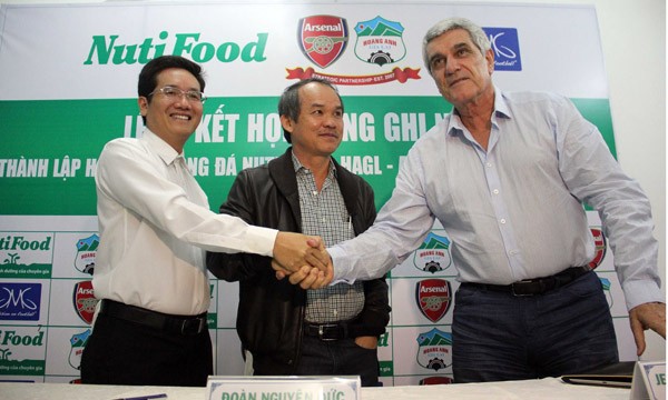 Bầu Đức muốn mở thêm Học viện bóng đá Bầu Đức tại lễ ký kết chiều 31/1