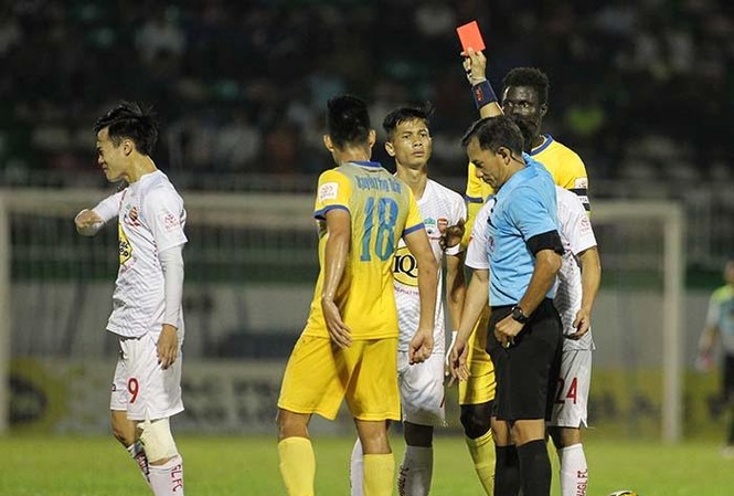 VPF báo cáo hành vi phản ứng trọng tài của HAGL Tổ trọng tài điều khiển trận HAGL-Thanh Hoá chiều 8/4 bị xác định không làm tốt nhiệm vụ.