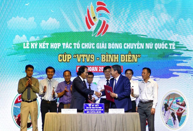 Chân dài bóng chuyền Việt Nam đọ sức với nhan sắc quốc tế Quang cảnh lễ họp báo công bố cúp Bóng chuyền nữ Bình Điền-VTV9 tại Tp Hồ Chí Minh hôm 10/4.