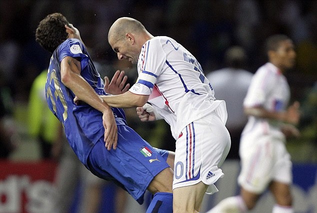 Từ pha 'thiết đầu công' của Zidane tới cú đấm của Samson Cú thiết đầu công trứ danh của Zizou.