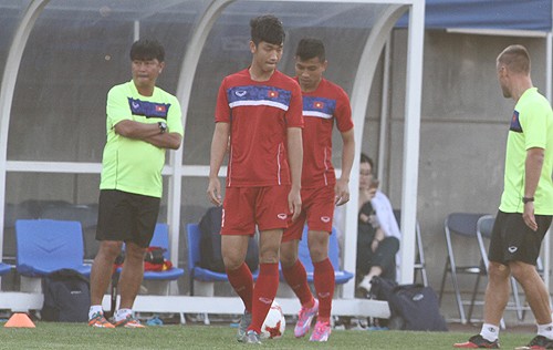 U20 Việt Nam nhận hung tin trước trận ra quân World Cup Trung vệ Trọng Đại phải tập riêng chiều 19/5. Ảnh: Vnexpress