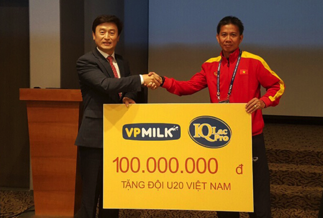 U20 Việt Nam nhận quà bất ngờ trước lúc gặp New Zealand HLV Hoàng Anh Tuấn nhận món quà đại diện VPMilk trao tặng U20 Việt Nam.