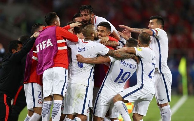 Chile thắng kịch tính trận ra quân Confederations Cup 2017 Các cầu thủ Chile ăn mừng chến thắng