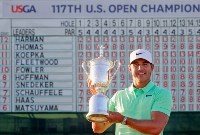 Brooks Koepka lần đầu vô địch US Open Brooks Koepka nâng cúp vô địch