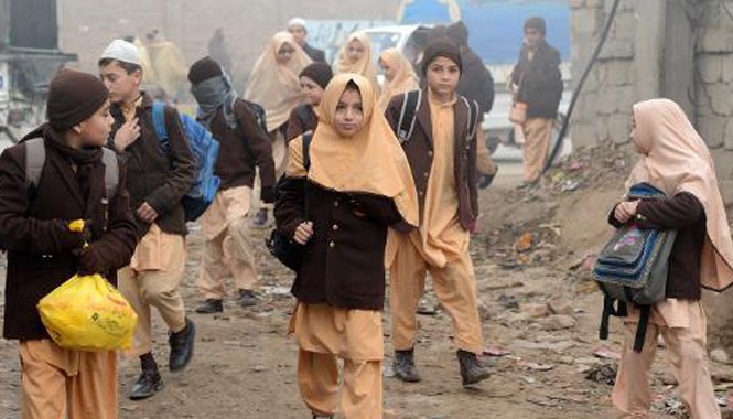 Trường học Pakistan mở cửa sau vụ thảm sát Học sinh ở Pakistan đến trường.