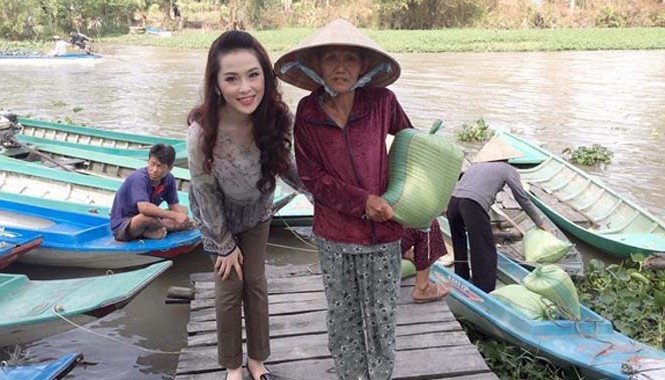 Á Hậu Thái Như Ngọc tặng quà cho người nghèo ở Kiên Giang Gần 3 tấn gạo đã được người đẹp đóng gói cẩn thận và chuyển đến tận tay từng hộ nghèo.