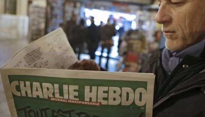 Tổng thống Pháp: Charlie Hebdo mãi trường tồn Một độc giả đang đọc Charlie Hebdo (Ảnh; BBC)