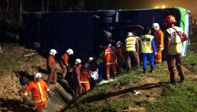 Malaysia: Xe buýt tụt rãnh, 8 người thiệt mạng Lực lượng cứu hộ làm việc tại hiện trường (Ảnh: Malaysia Insider)