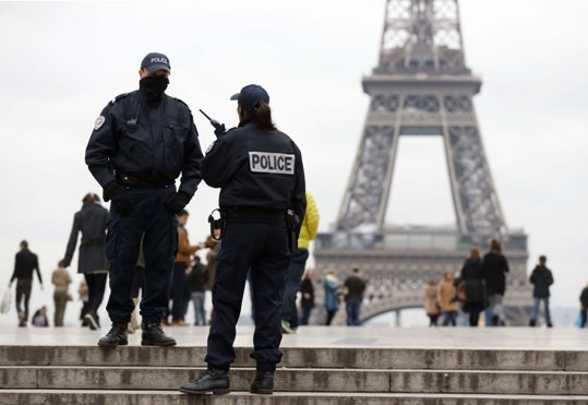 Pháp bắt giữ 54 kẻ ủng hộ khủng bố Cảnh sát được tăng cường tại Paris. nh: Palitranews