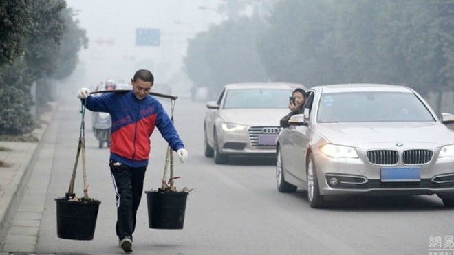 Gánh 40kg phân đi bộ 5,5km trong hơn 1 giờ Gánh 40kg phân đi bộ 5,5km trong hơn 1 giờ