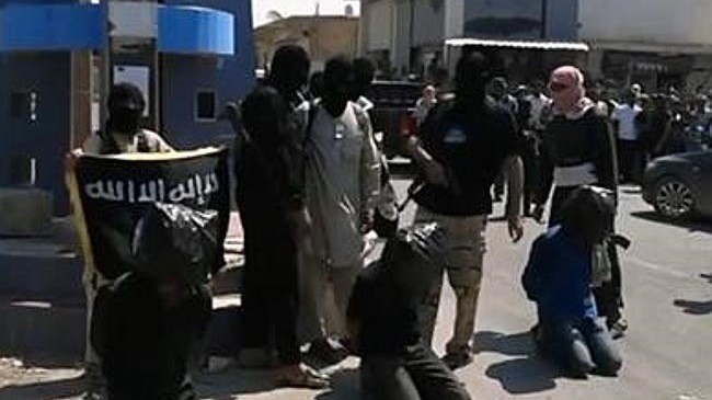 IS hành quyết 15 người Syria trong một ngày IS tổ chức hành quyết người dân ngay giữa đường phố. Ảnh: News.com.au.