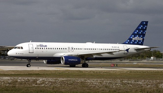 Hai máy bay suýt va chạm trên đường băng Một máy bay của JetBlue (Ảnh: Dailymail)